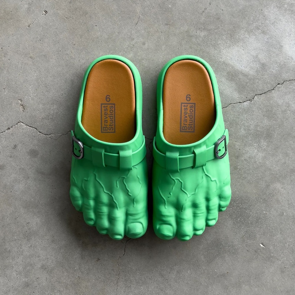 Bravest Studio Green Toe-Shaped Foot Clogs Size 7 NWT